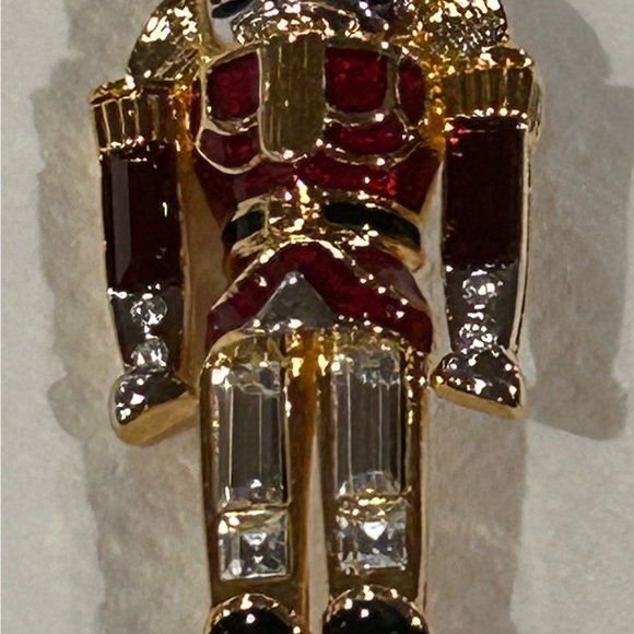 VINTAGE MONET SIGNED NUTCRACKER SOLDIER HOLIDAY BROACH PIN…ENAMEL/RHINESTONE - Picture 6 of 7